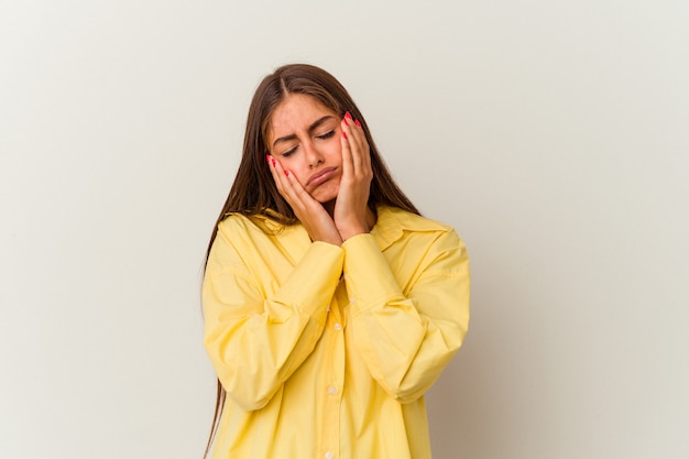 Jonge blanke vrouw geïsoleerd op een witte muur verdacht, onzeker, u te onderzoeken.