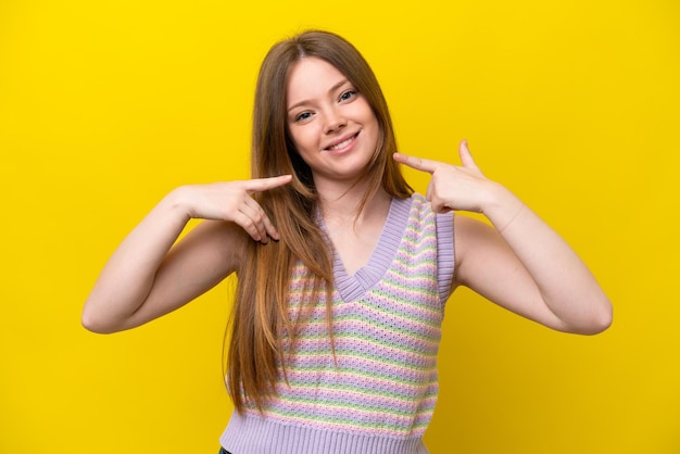 Jonge blanke vrouw geïsoleerd op gele achtergrond met een duim omhoog gebaar