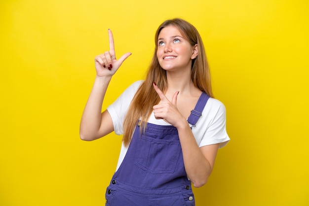 Jonge blanke vrouw geïsoleerd op gele achtergrond wijzend met de wijsvinger een geweldig idee