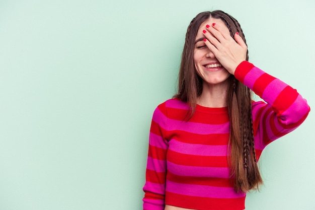 Jonge blanke vrouw geïsoleerd op groene achtergrond lachen gelukkig, zorgeloos, natuurlijke emotie.