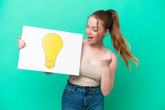 Jonge blanke vrouw geïsoleerd op groene achtergrond