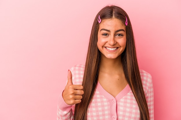 Jonge blanke vrouw geïsoleerd op roze achtergrond glimlachend en duim omhoog