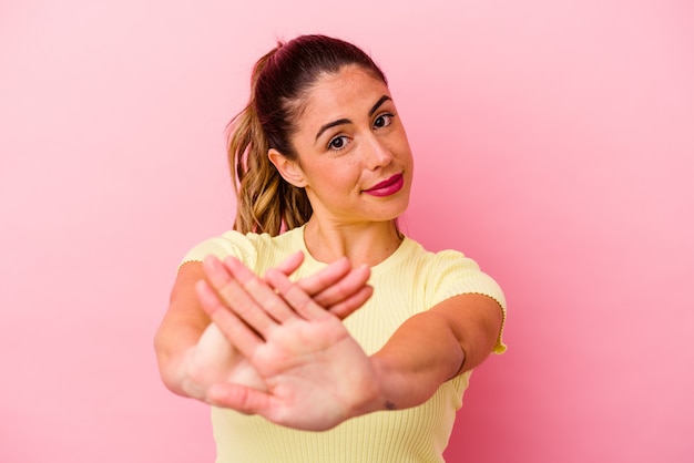 Jonge blanke vrouw geïsoleerd op roze achtergrond knuffels, zorgeloos en gelukkig glimlachen.