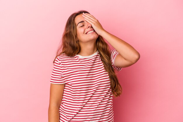 Jonge blanke vrouw geïsoleerd op roze achtergrond lachen gelukkig, zorgeloos, natuurlijke emotie.