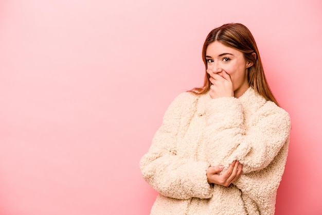 Jonge blanke vrouw geïsoleerd op roze achtergrond lachen gelukkig zorgeloos natuurlijke emotie