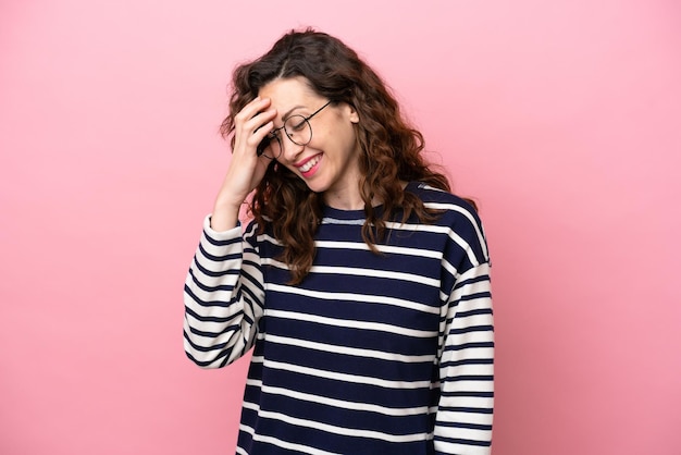 Jonge blanke vrouw geïsoleerd op roze achtergrond lachen