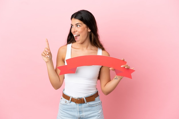 Jonge blanke vrouw geïsoleerd op roze achtergrond met een leeg bordje en denken