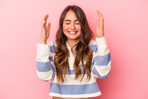 Jonge blanke vrouw geïsoleerd op roze achtergrond vrolijk veel lachen. Geluk concept.