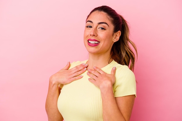 Jonge blanke vrouw geïsoleerd op roze background