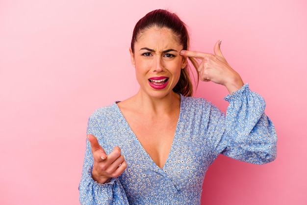 Jonge blanke vrouw geïsoleerd op roze background