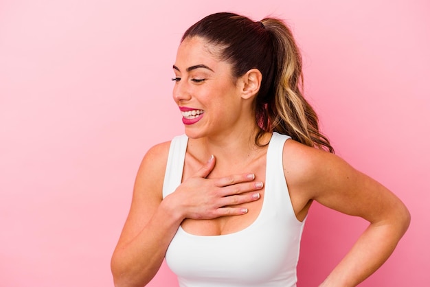 Jonge blanke vrouw geïsoleerd op roze background