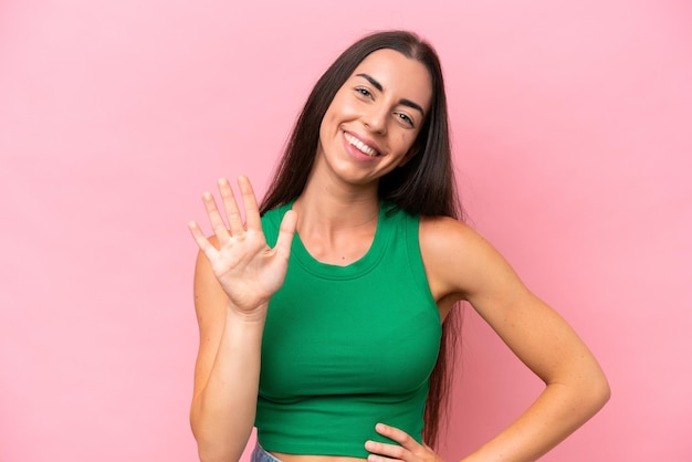 Jonge blanke vrouw geïsoleerd op roze background