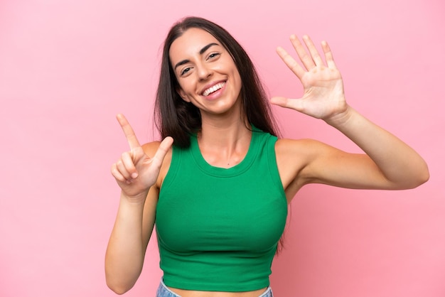 Jonge blanke vrouw geïsoleerd op roze background