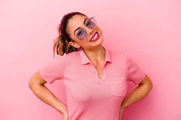 Jonge blanke vrouw geïsoleerd op roze blij, lachend en vrolijk.