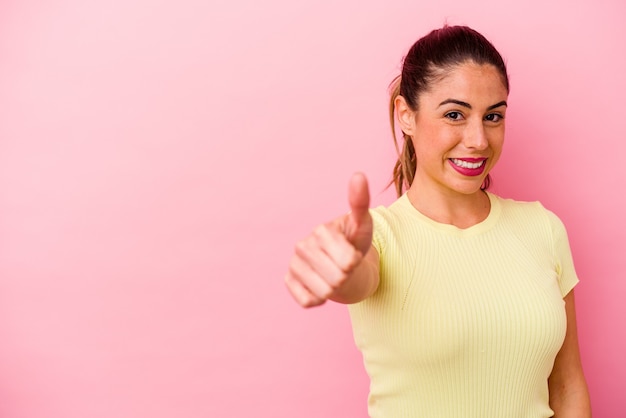 Jonge blanke vrouw geïsoleerd op roze ontspannen en gelukkig lachen, nek uitgerekt met tanden.