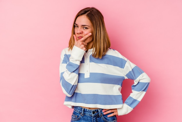 Jonge blanke vrouw geïsoleerd op roze overwegen, plannen van een strategie, denken over de manier van een bedrijf.