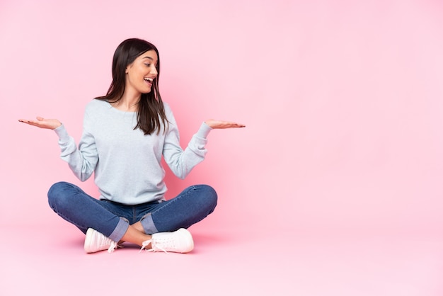 Jonge blanke vrouw geïsoleerd op roze