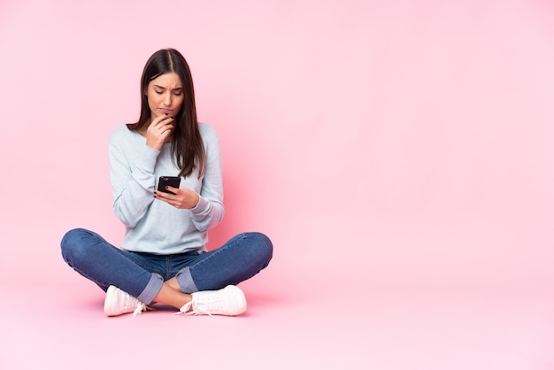 Jonge blanke vrouw geïsoleerd op roze