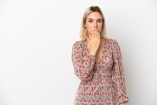 Jonge blanke vrouw geïsoleerd op witte achtergrond die haar mond met haar hand bedekt