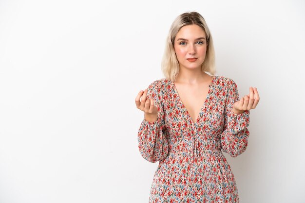 Jonge blanke vrouw geïsoleerd op witte achtergrond geld verdienen gebaar