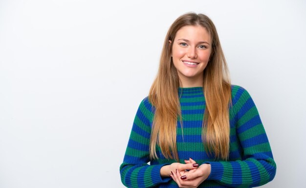 Jonge blanke vrouw geïsoleerd op witte achtergrond lachen