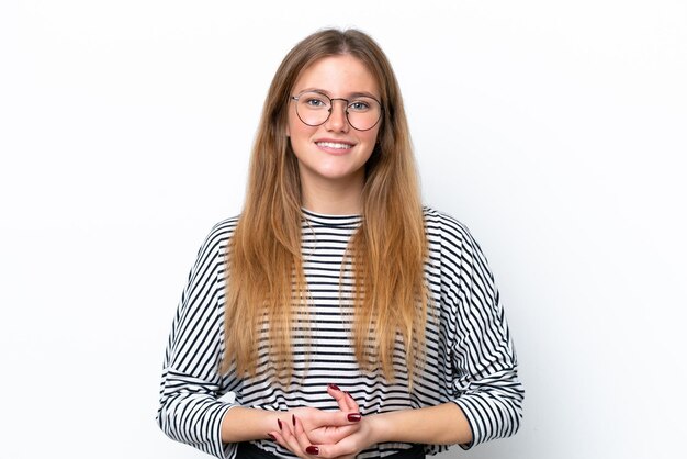 Jonge blanke vrouw geïsoleerd op witte achtergrond lachen