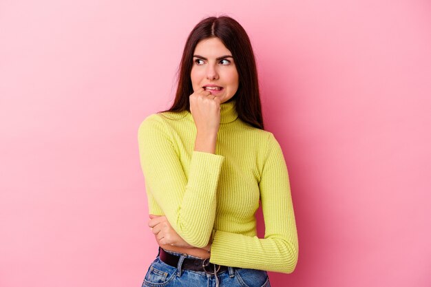 Jonge blanke vrouw geïsoleerd