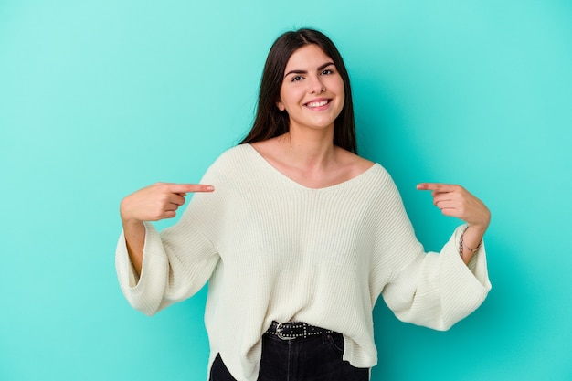 Jonge blanke vrouw geïsoleerd