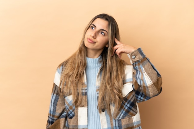 Jonge blanke vrouw geïsoleerd