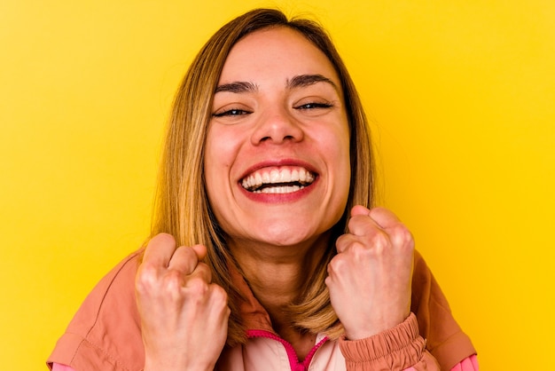 Jonge blanke vrouw, gekleed in onzichtbare orthodontie