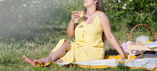 Jonge blanke vrouw geniet van de bloei van een appelboom