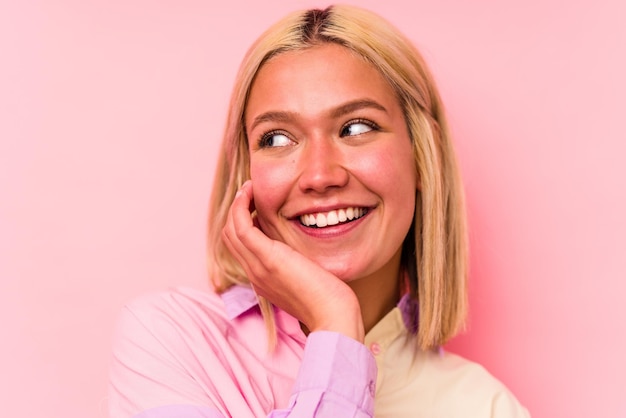 Jonge blanke vrouw gezicht close-up geïsoleerd op roze achtergrond