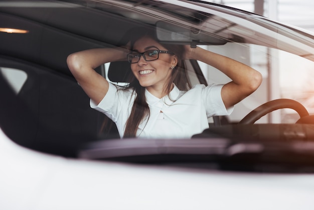 jonge blanke vrouw in een auto