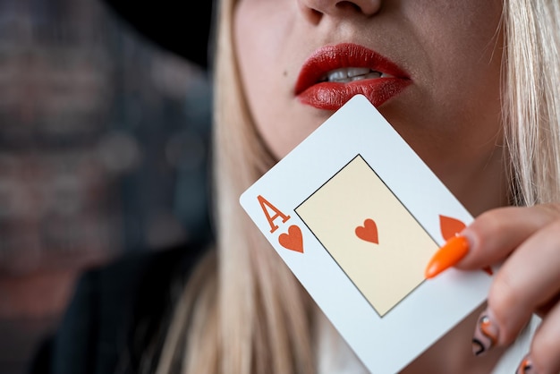 Jonge blanke vrouw met azen in de buurt van rode lippen Poker