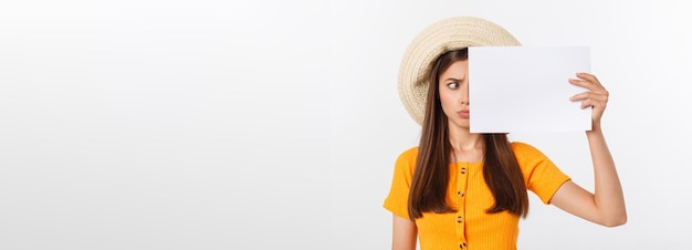 Jonge blanke vrouw met blanco vel papier over geïsoleerde achtergrond bang in shock met een verrassing