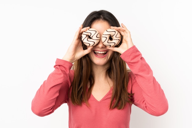 Jonge blanke vrouw met donuts