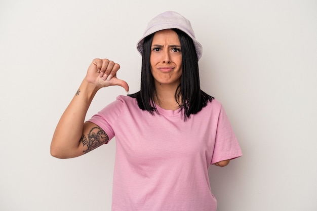 Jonge blanke vrouw met één arm geïsoleerd op een witte achtergrond met een afkeer gebaar, duim omlaag. Onenigheid begrip.