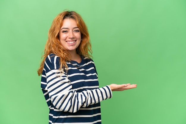 Jonge blanke vrouw met een geïsoleerde achtergrond