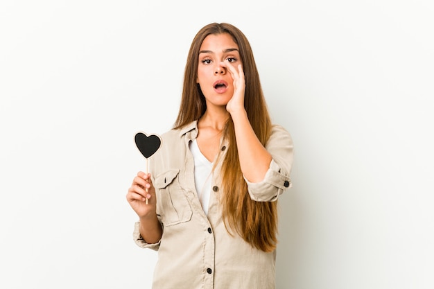 Jonge blanke vrouw met een hartvorm schreeuwen opgewonden aan de voorkant.