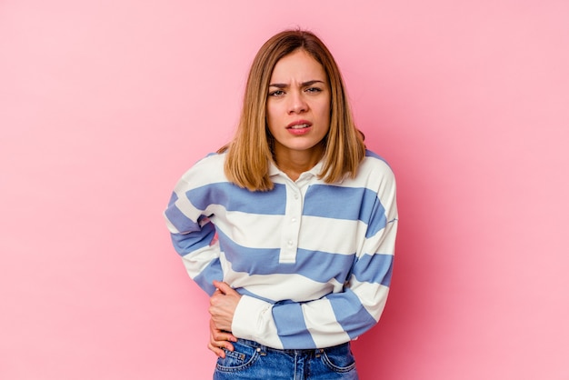 Jonge blanke vrouw met een leverpijn, buikpijn.