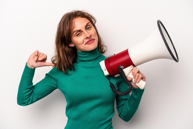 Jonge blanke vrouw met een megafoon geïsoleerd op een witte achtergrond voelt zich een trots en zelfverzekerd voorbeeld om te volgen