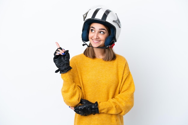 Jonge blanke vrouw met een motorhelm geïsoleerd op een witte achtergrond die een geweldig idee benadrukt