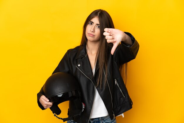 Jonge blanke vrouw met een motorhelm