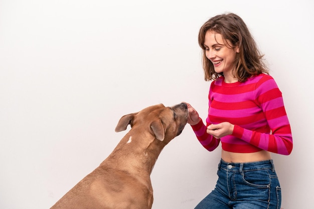 Jonge blanke vrouw met haar hond geïsoleerd op een witte achtergrond