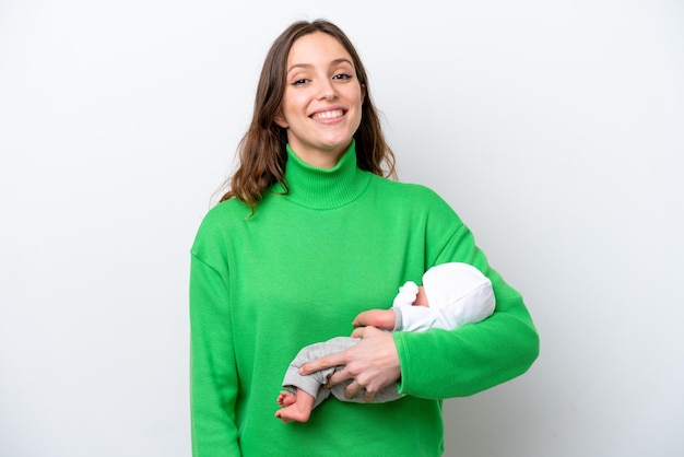 Jonge blanke vrouw met haar schattige baby geïsoleerd op een witte achtergrond die veel lacht