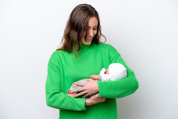 Jonge blanke vrouw met haar schattige baby geïsoleerd op een witte achtergrond met gelukkige expressie