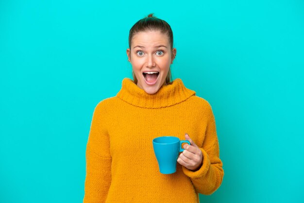 Jonge blanke vrouw met kop geïsoleerd op blauwe achtergrond met verrassing en geschokte gezichtsuitdrukking