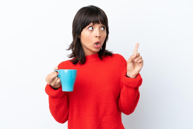 Jonge blanke vrouw met kopje koffie geïsoleerd op een witte achtergrond denken een idee met de vinger omhoog