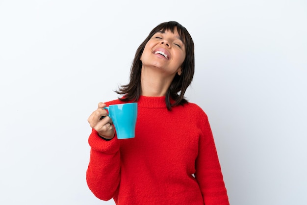 Jonge blanke vrouw met kopje koffie geïsoleerd op een witte achtergrond lachen