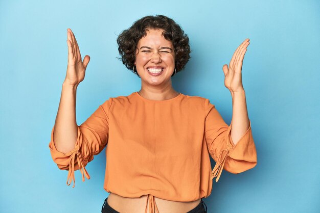 Foto jonge blanke vrouw met kort haar vrolijk veel lachen geluk concept